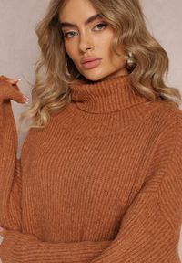 Renee - Ciemnobeżowy Golf Oversize Malia. Okazja: na co dzień. Typ kołnierza: golf. Kolor: brązowy. Materiał: skóra, wiskoza, jeans. Długość rękawa: długi rękaw. Długość: długie. Wzór: ze splotem. Styl: casual #3