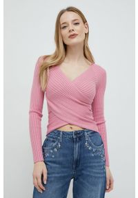 Guess sweter damski kolor różowy lekki. Kolor: różowy. Materiał: włókno, dzianina. Długość rękawa: raglanowy rękaw. Wzór: gładki #3