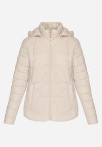 Born2be - Ciemnobeżowa Pikowana Kurtka z Odpinanym Kapturem Noridi. Okazja: na co dzień. Kolor: beżowy. Materiał: jeans. Styl: klasyczny, casual, elegancki #7