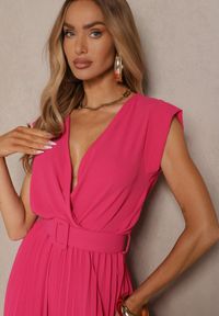Renee - Fuksjowy Kopertowy Kombinezon Wide Leg Zdobiony Plisami i Paskiem z Klamrą Salirella. Okazja: na co dzień. Kolor: różowy. Wzór: aplikacja. Styl: elegancki, casual
