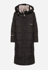 Born2be - Czarna Długa Kurtka Pikowana z Kapturem i Bocznymi Suwakami Aruvitta. Okazja: na co dzień. Typ kołnierza: kaptur. Kolor: czarny. Materiał: zamsz, jeans, dresówka, poliester. Długość: długie. Wzór: ze splotem. Styl: sportowy, casual, elegancki