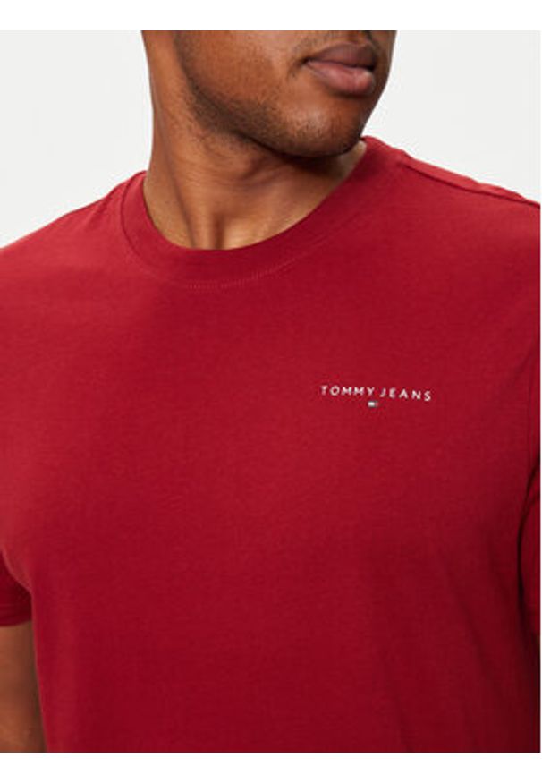 Tommy Jeans T-Shirt Linear Chest DM0DM18555 Czerwony Slim Fit. Kolor: czerwony. Materiał: bawełna