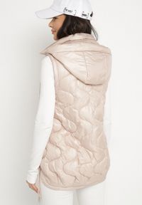 Born2be - Różowa Kamizelka Pikowana z Odpinanym Kapturem Vilzeki. Okazja: na co dzień. Kolor: różowy. Materiał: jeans. Styl: klasyczny, casual, elegancki #5