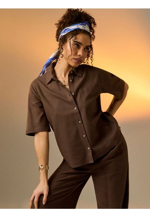 Sinsay - Wiskozowa koszula z krótkim rękawem z domieszką lnu - brązowy. Kolor: brązowy. Materiał: wiskoza, len. Długość rękawa: krótki rękaw. Długość: krótkie