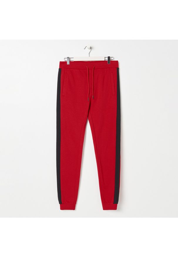 Sinsay - Spodnie dresowe z lampasami - Czerwony. Kolor: czerwony. Materiał: dresówka