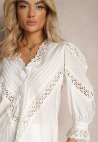 Renee - Biała Koszula z Wiskozy z Rękawami 7/8 Ozdobiona Koronką i Falbankami przy Mankietach Waerata. Typ kołnierza: kołnierz z falbankami. Kolor: biały. Materiał: koronka, wiskoza. Wzór: koronka, aplikacja
