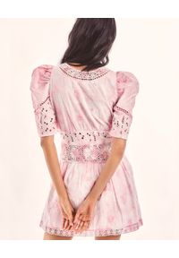 LOVE SHACK FANCY - Różowa sukienka Divine. Kolor: biały. Materiał: bawełna, koronka, tkanina. Wzór: aplikacja, haft, koronka, kwiaty. Długość: mini #2
