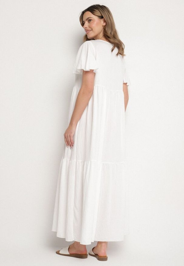 Born2be - Biała Sukienka z Wiskozy o Rozkloszowanym Kroju Nattalana. Okazja: na co dzień. Kolor: biały. Materiał: wiskoza. Typ sukienki: rozkloszowane. Styl: klasyczny, casual