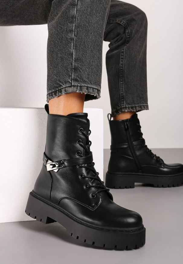 Born2be - Czarne Botki Workery na Grubej Podeszwie z Metaliczną Aplikacją Verilly. Okazja: na co dzień. Kolor: czarny. Materiał: jeans. Wzór: aplikacja. Obcas: na obcasie. Styl: elegancki, casual. Wysokość obcasa: średni