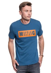 Mustang - MUSTANG TSHIRT Alex C LOGO Tee ENSIGN BLUE 1009738 5229. Okazja: na imprezę, na co dzień. Materiał: jeans, tkanina, materiał, bawełna. Długość rękawa: krótki rękaw. Długość: krótkie. Wzór: nadruk. Styl: klasyczny, casual