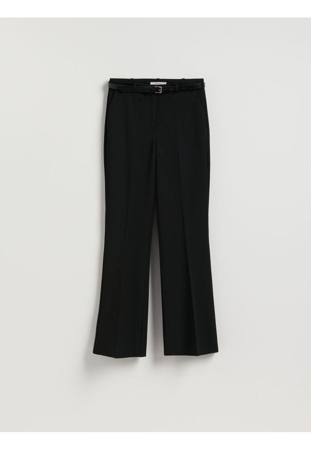 Reserved - Spodnie flare z paskiem - czarny. Kolor: czarny. Materiał: tkanina, wiskoza