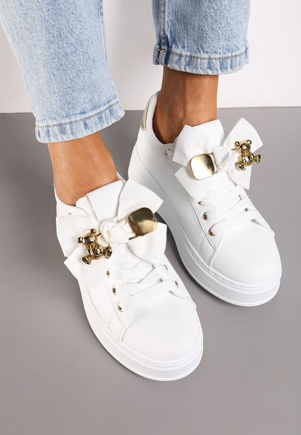 Renee - Biało-Złote Sneakersy Ozdobione Broszką i Kokardką Hrivia. Nosek buta: okrągły. Zapięcie: sznurówki. Kolor: biały. Wzór: aplikacja. Sezon: lato, wiosna