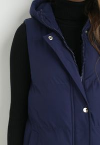 Born2be - Granatowa Kamizelka Długa z Kapturem Pikowana Ardrae. Typ kołnierza: kaptur. Kolor: niebieski. Materiał: materiał. Długość rękawa: bez rękawów. Długość: długie. Sezon: wiosna, jesień. Styl: klasyczny #6