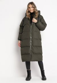 Born2be - Zielona Długa Kurtka Pikowana Płaszcz na Zamek z Kapturem Lesea. Okazja: na co dzień. Typ kołnierza: kaptur. Kolor: zielony. Materiał: dzianina, jeans. Długość: długie. Styl: casual, elegancki #1