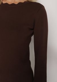 Born2be - Brązowy Sweter z Wiskozą Ozdobiony Falbankami Mevita. Typ kołnierza: kołnierz z falbankami. Kolor: brązowy. Materiał: wiskoza. Wzór: aplikacja. Styl: elegancki, klasyczny #5