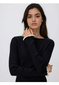 Reserved - Sweter z ozdobnym wykończeniem - czarny. Kolor: czarny. Materiał: dzianina, wiskoza