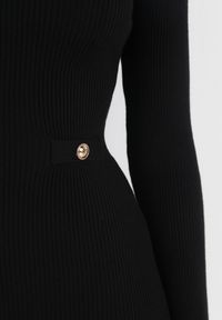 Born2be - Czarna Sukienka Dzianinowa Taerara. Typ kołnierza: kołnierzyk stójkowy. Kolor: czarny. Materiał: dzianina. Długość rękawa: długi rękaw. Typ sukienki: dopasowane. Długość: mini #4