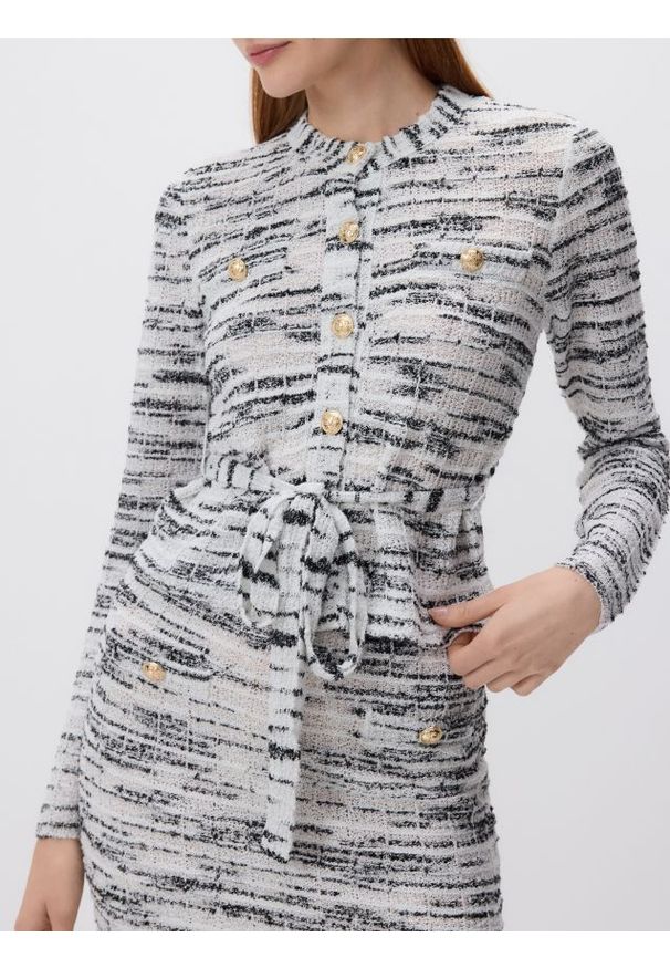 Reserved - Sweter z ozdobnymi guzikami - biały. Kolor: biały. Materiał: dzianina