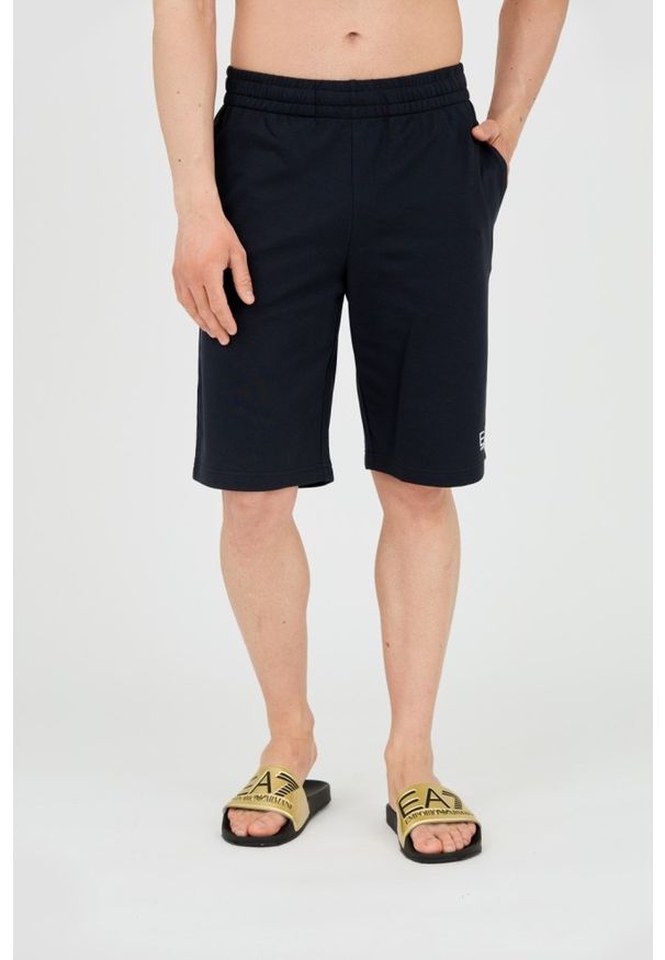 EA7 Emporio Armani - EA7 Granatowe shorty męskie z białym logo, Rozmiar S. Kolor: niebieski. Materiał: bawełna. Długość: krótkie