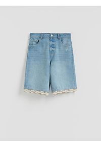 Reserved - Jeansowe szorty z koronką - niebieski. Kolor: niebieski. Materiał: jeans, koronka. Wzór: koronka #1
