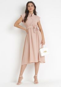 Born2be - Różowa Midi Sukienka Zapinana na Guziki z Wiązanym Paskiem Alyssama. Kolor: różowy. Materiał: materiał. Długość: midi #5