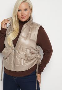 Born2be - Beżowa Kamizelka Pikowana z Wysokim Kołnierzem i Kieszeniami Irinae. Okazja: na co dzień, na spotkanie biznesowe. Kolor: beżowy. Materiał: jeans. Styl: casual, biznesowy #5