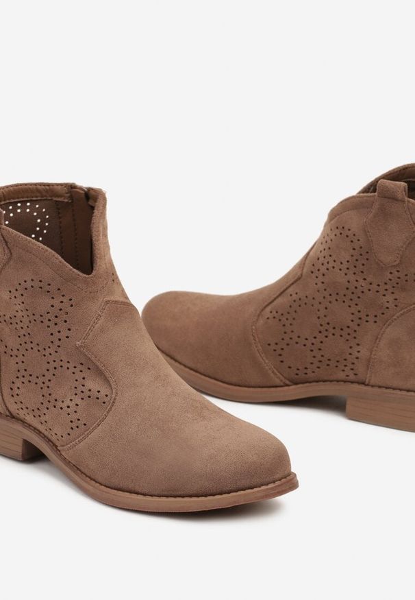Born2be - Brązowe Płaskie Botki Ażurowe w Stylu Boho Revalira. Okazja: do pracy. Kolor: brązowy. Materiał: satyna. Wzór: ażurowy. Styl: boho