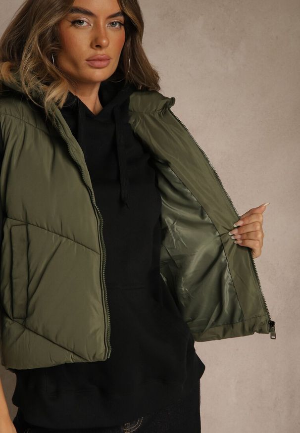 Renee - Ciemnozielona Pikowana Kamizelka Casual z Kapturem Olanissa. Okazja: na co dzień. Typ kołnierza: kaptur. Kolor: zielony. Materiał: poliester. Styl: casual