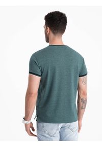 Ombre Clothing - Męski t-shirt henley z ozdobnymi ściągaczami - ciemnozielony V2. Okazja: na co dzień. Typ kołnierza: typu henley. Kolor: zielony. Materiał: wiskoza, żakard, poliester, materiał, jedwab, elastan. Wzór: kolorowy, aplikacja, paski. Styl: klasyczny, casual #4