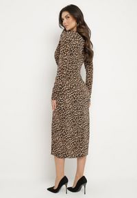 Born2be - Brązowa Koktajlowa Sukienka Taliowana w Panterkę z Rozcięciem z Boku i Cyrkoniami Zelimi. Typ kołnierza: dekolt w kształcie V. Kolor: brązowy. Wzór: motyw zwierzęcy. Styl: wizytowy #2