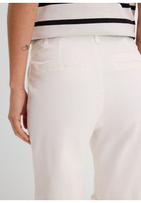 bonprix - Bermudy ze stretchem. Kolor: biały. Sezon: lato #3