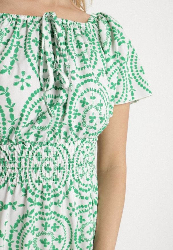 Born2be - Zielono-Biała Rozkloszowana Sukienka z Bawełną i Abstrakcyjnym Wzorem Ldivoria. Okazja: na spacer, na imprezę. Kolor: zielony. Materiał: bawełna. Styl: elegancki
