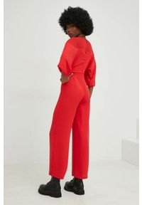 Answear Lab kombinezon kolor czerwony z dekoltem w szpic. Okazja: na co dzień. Kolor: czerwony. Materiał: tkanina. Długość rękawa: krótki rękaw. Długość: krótkie. Styl: wakacyjny #5