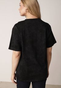 Born2be - Czarny Bawełniany T-shirt Oversize z Haftowanym Napisem z Cekinami Aewai. Okazja: na co dzień. Kolor: czarny. Materiał: bawełna. Wzór: haft, napisy. Styl: casual, elegancki #5