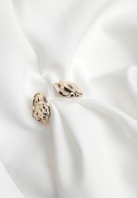 Renee - Biała Rozkloszowana Sukienka Bez Rękawów z Odpinanymi Aplikacjami w Pasie Maridina. Kolor: biały. Materiał: tkanina. Długość rękawa: bez rękawów. Wzór: aplikacja. Sezon: lato. Typ sukienki: trapezowe. Styl: klasyczny, elegancki #5