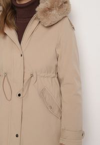 Born2be - Beżowa Kurtka Parka Długa ze Ściągaczami i Futerkiem Odpinanym Delanira. Okazja: na co dzień. Kolor: beżowy. Materiał: futro. Długość rękawa: długi rękaw. Długość: długie. Styl: klasyczny, casual, elegancki #7