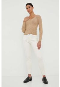 Guess sweter damski kolor beżowy lekki. Kolor: beżowy. Materiał: materiał, dzianina, wiskoza. Wzór: ze splotem #2