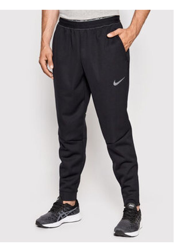 Spodnie dresowe Nike. Kolor: czarny. Materiał: dresówka, syntetyk