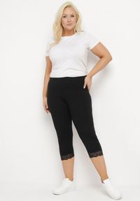 Born2be - Czarne Spodnie Bawełniane Legginsy 3/4 z Koronką Amaratna. Okazja: na co dzień. Stan: podwyższony. Kolekcja: plus size. Kolor: czarny. Materiał: bawełna, koronka. Wzór: koronka. Styl: elegancki, casual #7