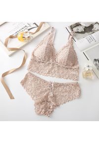 Intica - Komplet bielizny koronkowej braletka i figi na co dzień Jungeun. Stan: podwyższony. Kolor: beżowy. Materiał: koronka. Wzór: aplikacja