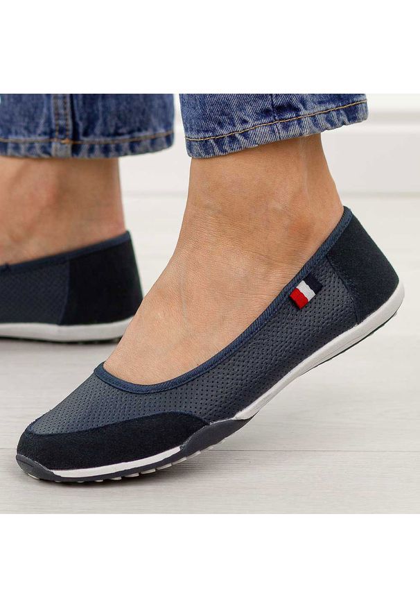 Granatowe ażurowe skórzane baleriny damskie T.Sokolski 600. Kolor: niebieski. Materiał: skóra. Szerokość cholewki: normalna. Wzór: ażurowy. Sezon: wiosna, jesień, lato. Styl: klasyczny