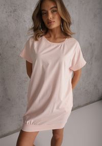 Renee - Jasnoróżowa T-shirtowa Sukienka Pudełkowa z Elastycznej Bawełny Ellensa. Kolor: różowy. Materiał: bawełna. Styl: wakacyjny. Długość: mini #1