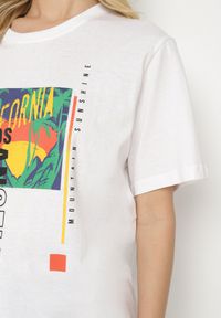 Born2be - Biała Koszulka T-shirt z Bawełny z Ozdobnym Nadrukiem Savenelle. Kolor: biały. Materiał: bawełna. Wzór: nadruk. Styl: klasyczny, elegancki #5