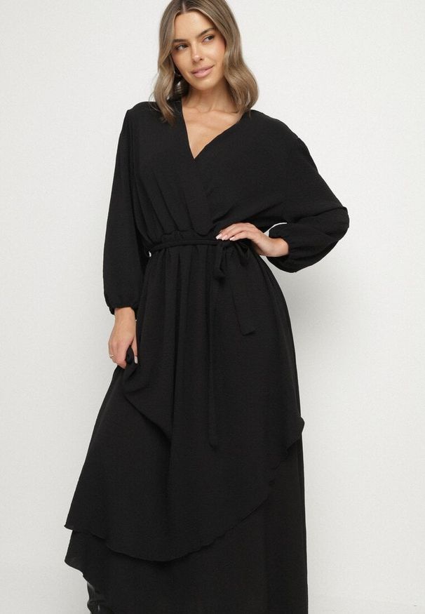 Born2be - Czarna Kopertowa Asymetryczna Sukienka Koktajlowa z Wiskozą Ozdobiona Paskiem Lanoresa. Okazja: na imprezę. Kolor: czarny. Materiał: wiskoza. Wzór: aplikacja. Typ sukienki: asymetryczne, kopertowe. Styl: wizytowy