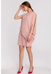 Sukienki.shop - Elegancka sukienka z asymetryczną falbaną drapowana różowa. Okazja: na komunię, na ślub cywilny, na wesele, na imprezę. Kolor: różowy. Typ sukienki: asymetryczne. Styl: elegancki #1