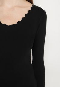 Born2be - Czarny Dopasowany Sweter z Nieregularnym Dekoltem w Serek Fenarela. Okazja: na co dzień, do pracy, na spotkanie biznesowe. Typ kołnierza: dekolt w serek. Kolor: czarny. Materiał: jeans. Styl: biznesowy, casual #7