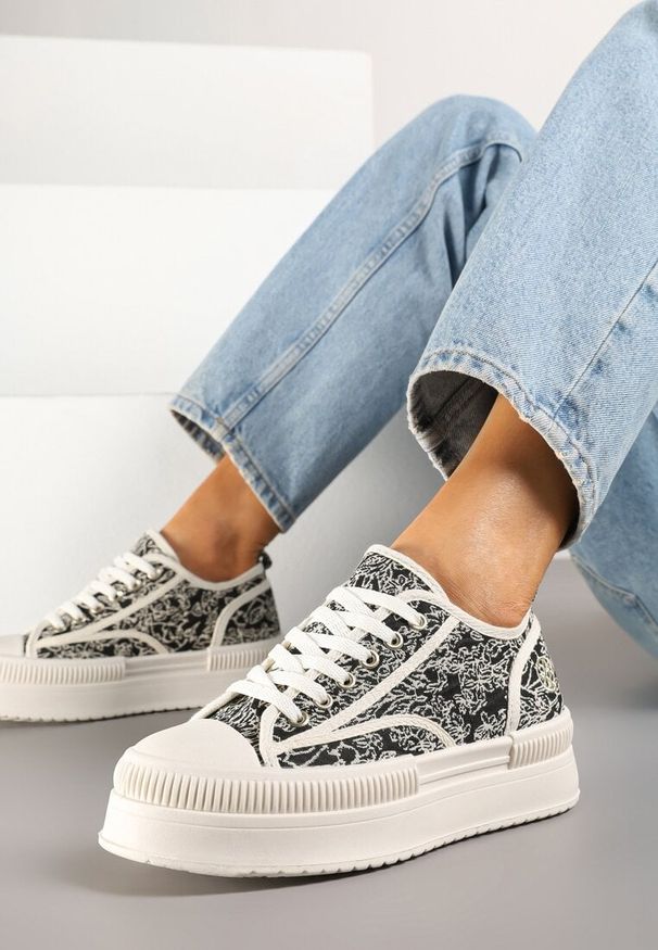Renee - Czarno-Beżowe Trampki na Platformie z Abstrakcyjnym Wzorem Wulinea. Kolor: czarny. Materiał: jeans. Sezon: wiosna, lato. Obcas: na platformie