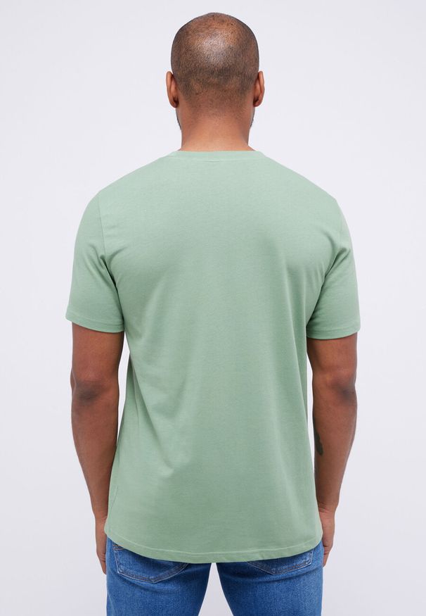 Mustang - MUSTANG AUSTIN MĘSKI T-SHIRT KOSZULKA NADRUK HEDGE GREEN 1014942 6336. Wzór: nadruk