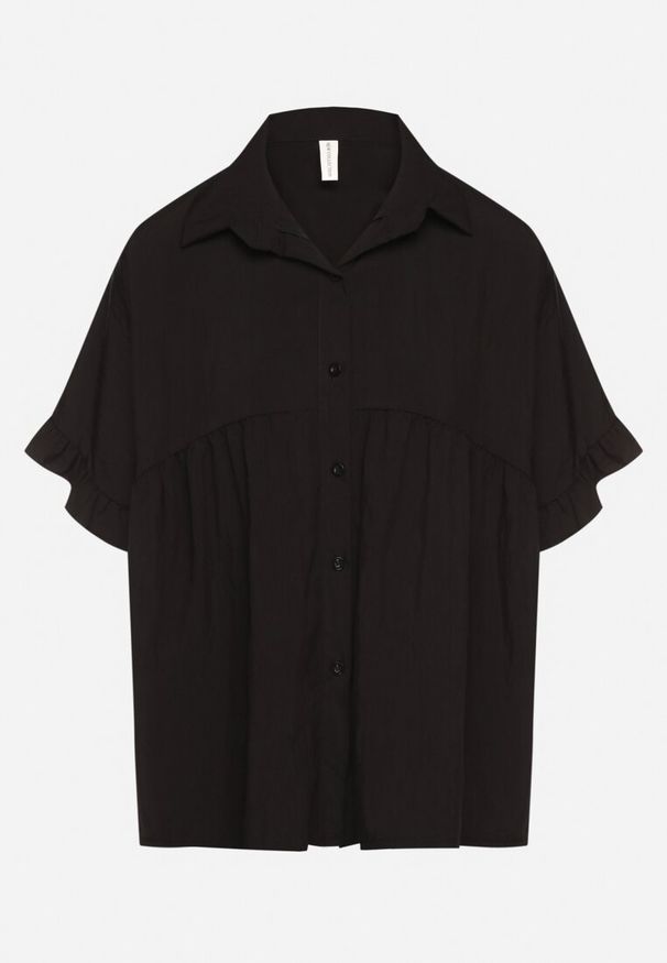 Born2be - Czarna Koszula z Wiskozą i Ozdobnymi Falbankami Emeleldi. Okazja: na co dzień. Typ kołnierza: kołnierz z falbankami. Kolor: czarny. Materiał: wiskoza. Długość rękawa: krótki rękaw. Długość: krótkie. Wzór: aplikacja. Styl: casual, klasyczny