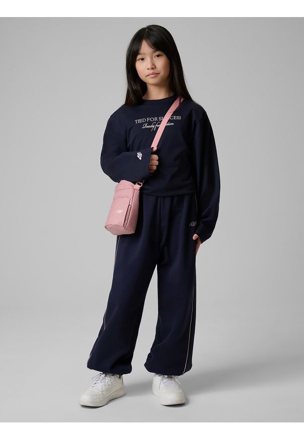 4f - 4F Longsleeve loose z nadrukiem dziewczęcy - granatowy 122/128 (6-8 lat). Okazja: na uczelnię, na co dzień, na spacer. Kolor: niebieski. Materiał: bawełna, dzianina. Długość rękawa: długi rękaw. Wzór: nadruk. Sezon: lato. Styl: casual